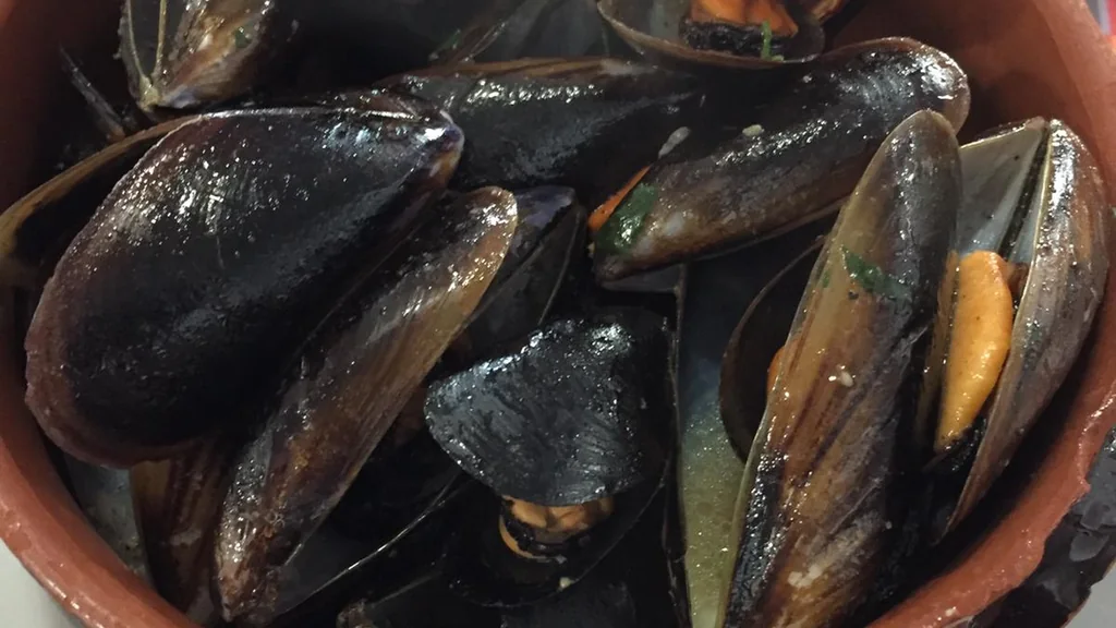 Impepata di cozze servita in tavola