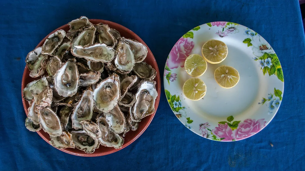 Ostriche servite con spicchi di limone