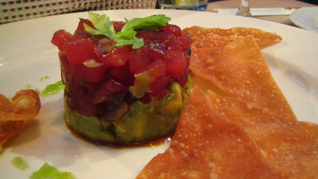 Tartare di tonno servita al piatto