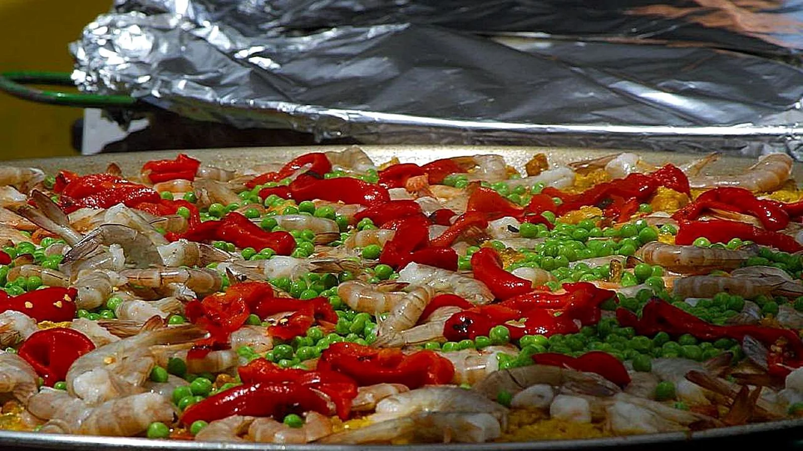 Cena di mare con una padella e una pentola: come scegliere due portate che condividono la base senza sembrare uguali